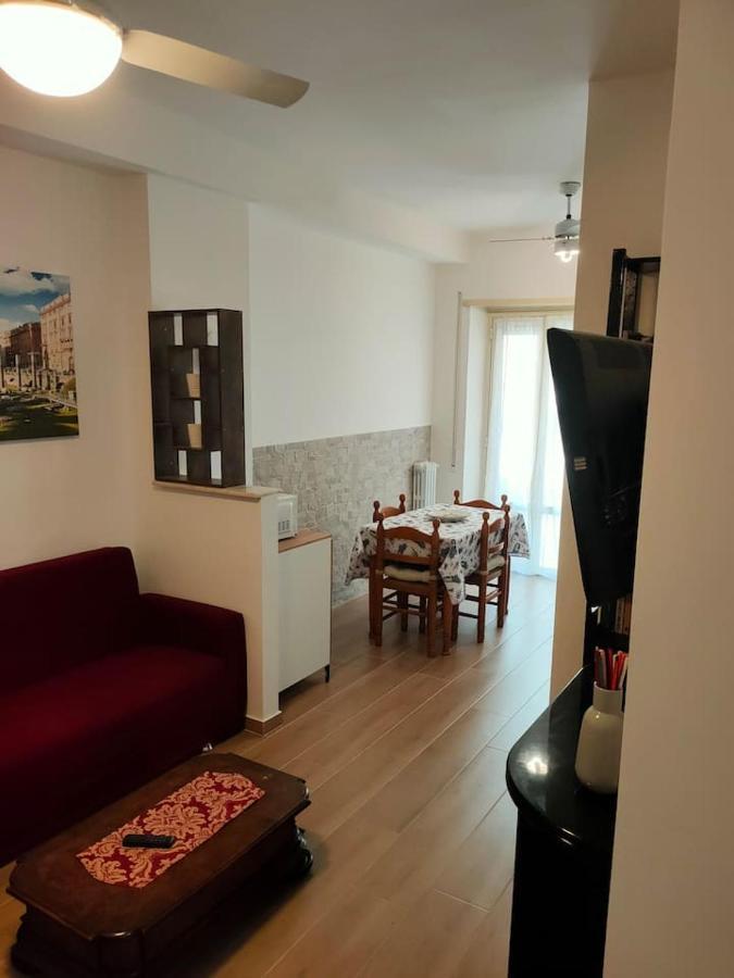 Theresa Apartment Rom
